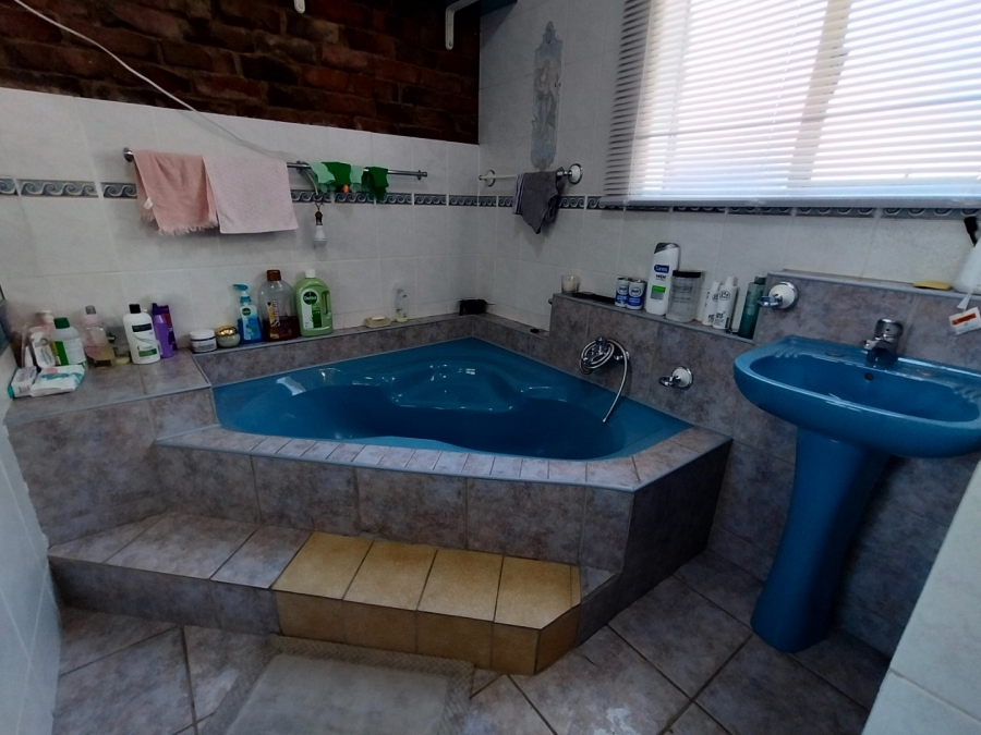 5 Bedroom Property for Sale in Fichardt Park Free State